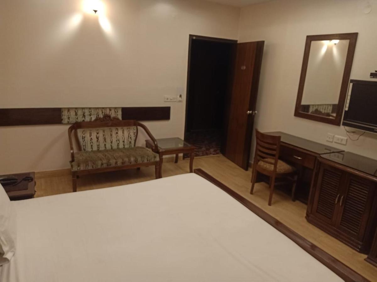 Hotel Clark Heights Neu-Delhi Exterior foto