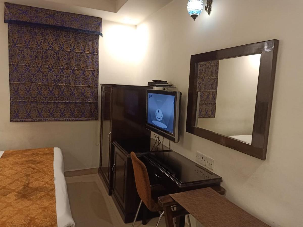 Hotel Clark Heights Neu-Delhi Exterior foto
