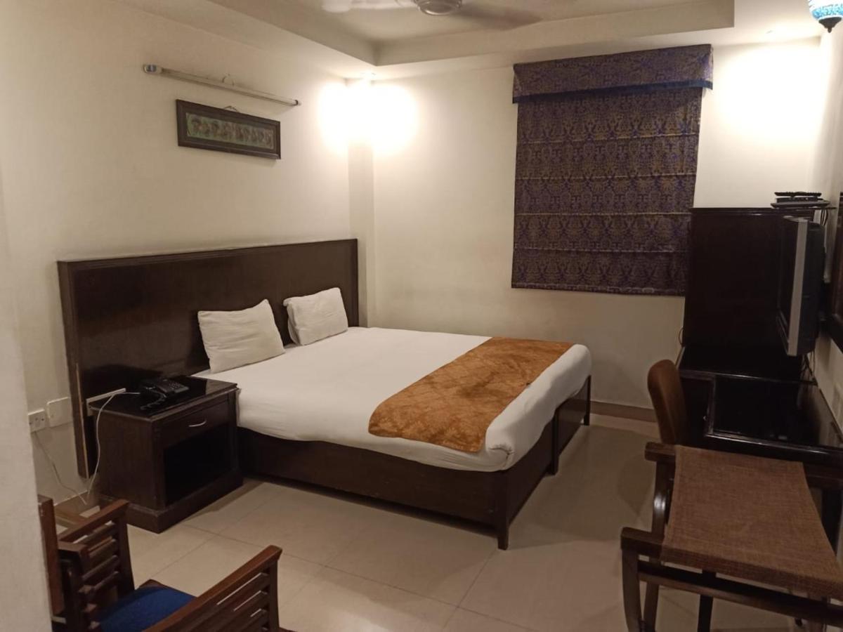Hotel Clark Heights Neu-Delhi Exterior foto