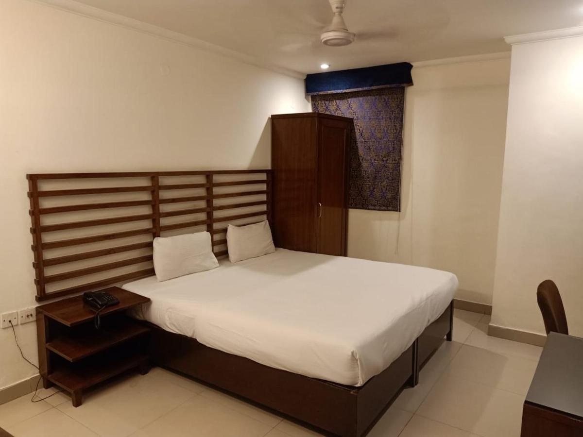 Hotel Clark Heights Neu-Delhi Exterior foto