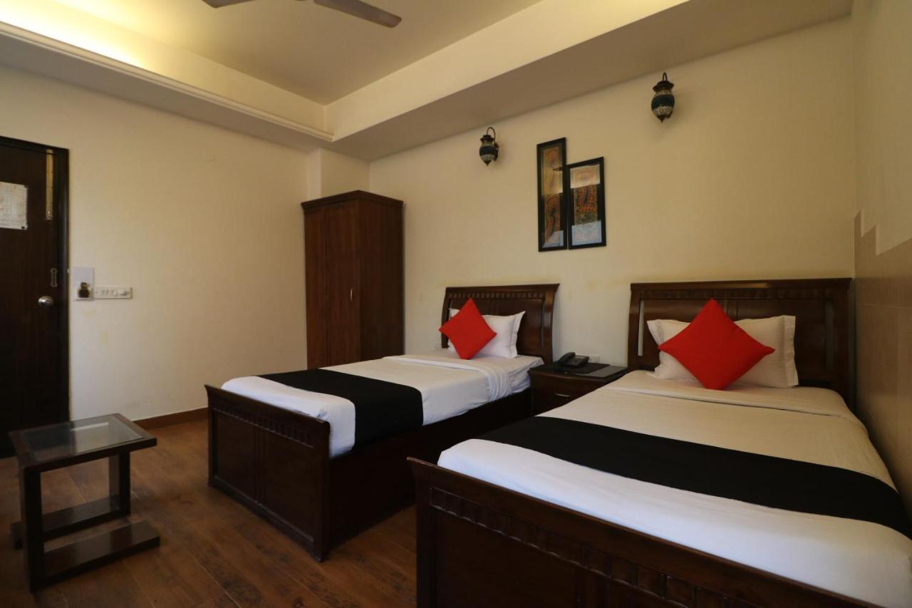 Hotel Clark Heights Neu-Delhi Exterior foto