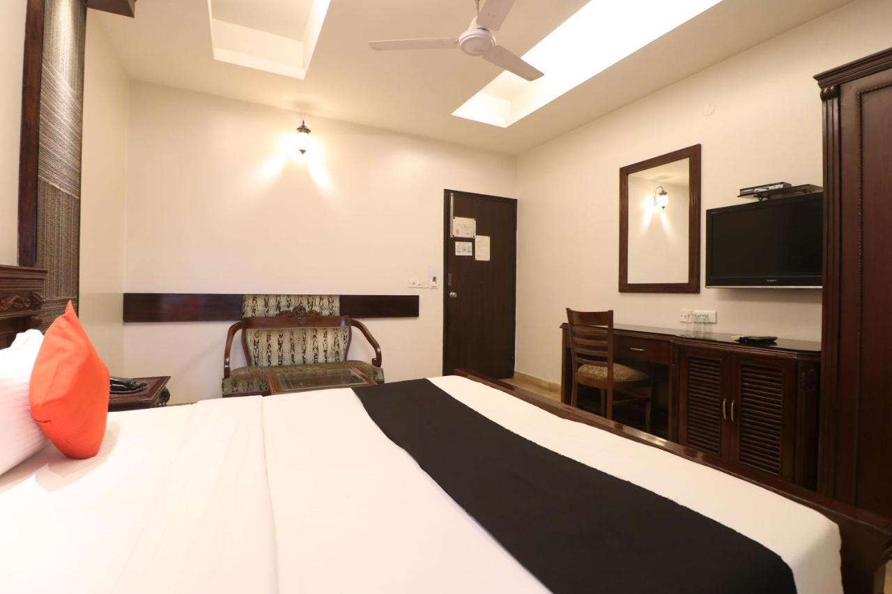 Hotel Clark Heights Neu-Delhi Exterior foto