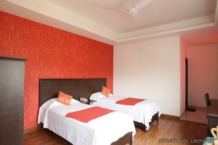 Hotel Clark Heights Neu-Delhi Zimmer foto